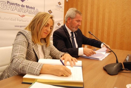 Marifrán Carazo y José García Fuentes firman el convenio (PUERTO DE MOTRIL) 