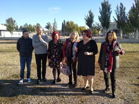 Miembros del PSOE en los terrenos destinados al instituto (PSOE) 