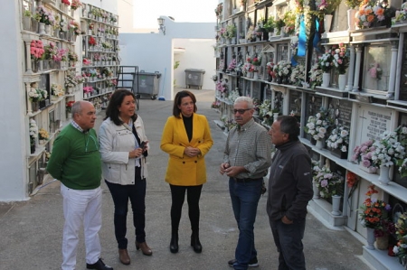 Miembros del equipo de gobierno han visitado el cementerio (AYTO. ALMUÑÉCAR)