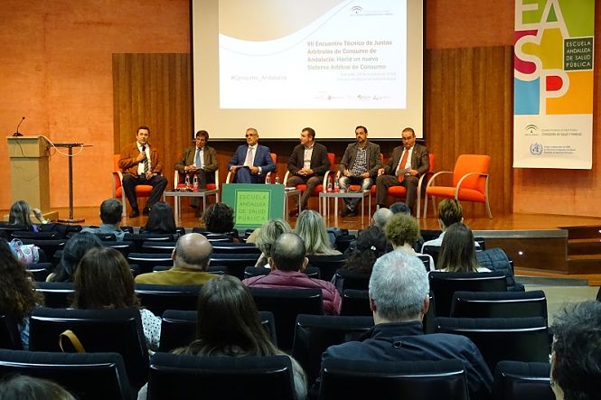 Representantes de la Dirección General de Consumo de la Consejería de Salud y Familias junto a integrantes de las asociaciones FAMP, CEA, Al-Andalus, ADICAE y FACUA (EASP) Representantes de la Dirección General de Consumo de la Consejería de Salud y Familias junto a integrantes de las asociaciones FAMP, CEA, Al-Andalus, ADICAE y FACUA (EASP)