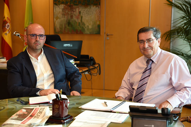 José Entrena se ha reunido con el presidente de la Mancomunidad de Municipios de la Comarca de Baza, Miguel Román (J. GROSSO / DIPGRA) José Entrena se ha reunido con el presidente de la Mancomunidad de Municipios de la Comarca de Baza, Miguel Román (J. GROSSO / DIPGRA)