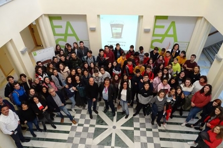 Alumnado, profesorado de los IES de Granada junto a equipos de investigación de la EASP antes de empezar las sesiones de Café con Ciencia (EASP)