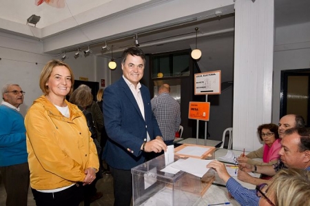 Carlos Roja ejerciendo el derecho al voto (PP)