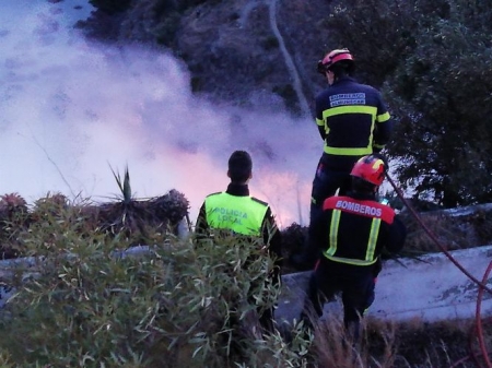Bomberos de Almuñécar en las tareas de extinción (AYTO. ALMUÑÉCAR)