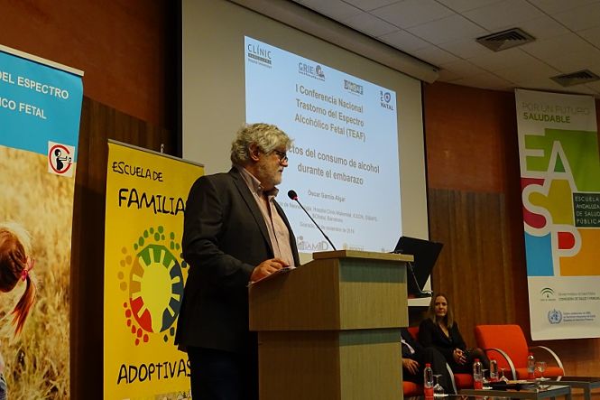 El Dr. Óscar García al inicio de la mesa sobre Prevalencia y efectos del consumo de alcohol durante el embarazo, en la I Conferencia sobre Trastorno del Espectro Alcohólico Fetal (UGR) 