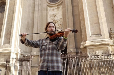 Un músico toca en la Plaza de las Pasiegas (PODEMOS-IU)