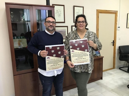 El alcalde y la concejala de Juventud presentan las becas (AYTO. VEGAS DEL GENIL)