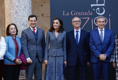 La reina Letizia llega a la Alhambra, junto al presidente de la Junta, Juanma Moreno, yel ministro de Cultura, José Guirao, entre otros, para visitar la exposición `La Granada zirí y el universo bereber` (ÁLEX CÁMARA /EUROPA PRESS)