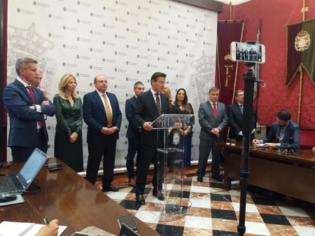 El alcalde de Granada, Luis Salvador, con el equipo de gobierno local, en imagen de archivo (EUROPA PRESS) 