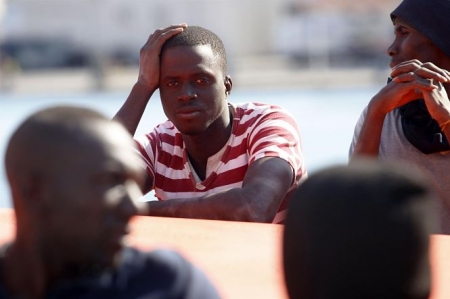 Personas rescatadas en el mar en una imagen de archivo. (ÁLEX ZEA - EUROPA PRESS)