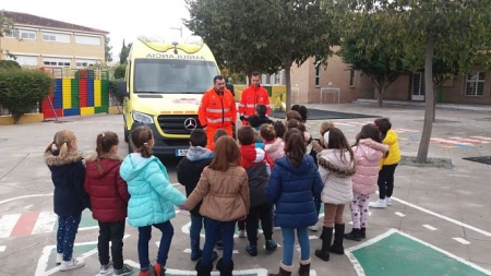 Miembros del 061 con escolares de Churriana (JUNTA)