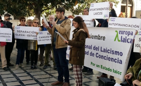 Momento de la lectura del manifiesto (GRANADA LAICA)