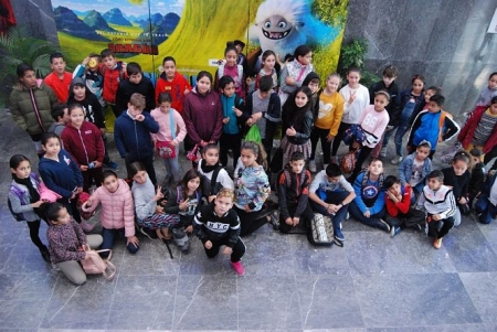 Imagen de los niños que han acudido a la proyección (AUTORIDAD PORTUARIA DE MOTRIL)