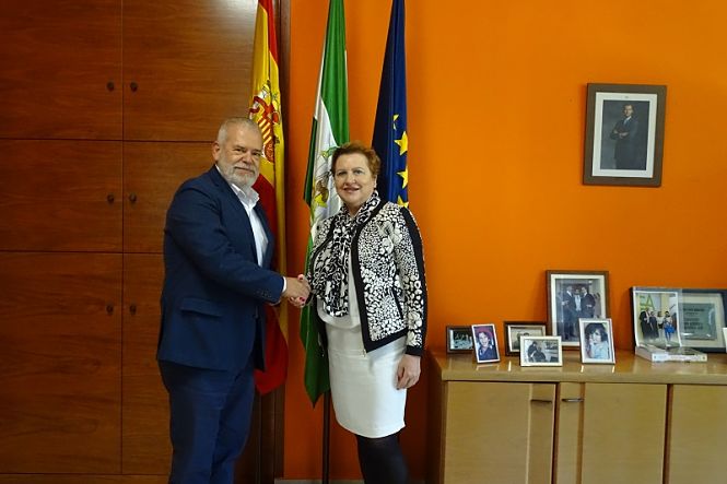 La directora gerente de la EASP, Blanca Fernández-Capel junto al presidente de Alergosur, Pedro Guardia, cerrando el acuerdo de trabajo entre ambas instituciones (EASP)