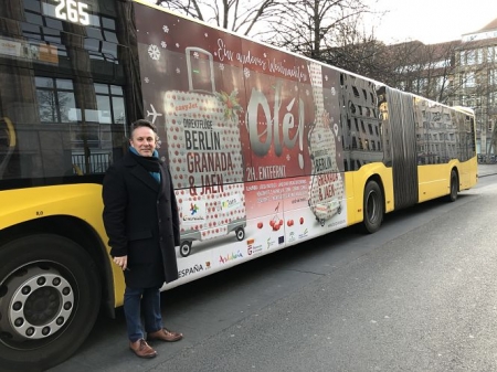 El Diputado de turismo, Enrique Medina posa en Berlín con uno de los autobuses (DIPUTACIÓN) 