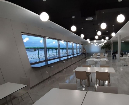 Imagen de la nueva zona de cafetería del Aeropuerto Federico García Lorca Granada-Jaén (MINISTERIO DE FOMENTO) 
