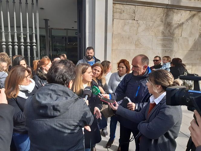 Imagen de la concentración a las puertas de la Delegaciónb de Educación en Granada (AMPA DEHESAS VIEJAS) Imagen de la concentración a las puertas de la Delegaciónb de Educación en Granada (AMPA DEHESAS VIEJAS)