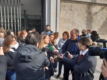 Imagen de la concentración a las puertas de la Delegaciónb de Educación en Granada (AMPA DEHESAS VIEJAS)