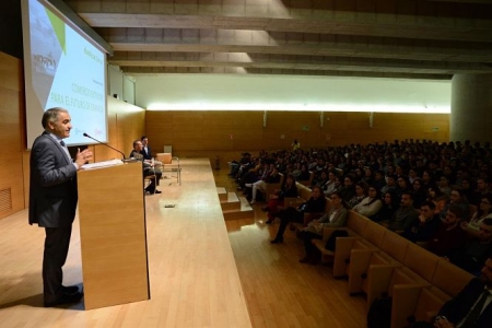 Imagen de Antonio Jesús Castillo presentando un acto de comercio exterior de FP en Granada (JUNTA DE ANDALUCÍA/ARCHIVO)