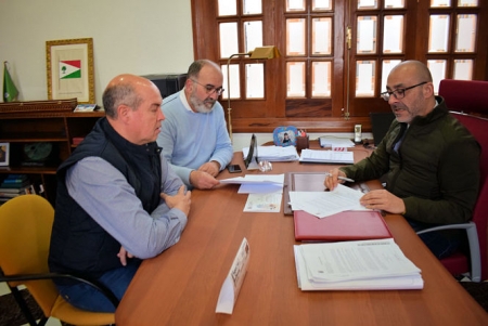 Salustiano Ureña (derecha) junto a los concejales de Medio Ambiente y Urbanizaciones (AYTO. ALBOLOTE) 