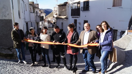 Uno de los vecinos es el encargado del corte de cinta en presencia del alcalde, José A. Robles y del resto de concejales del Gobierno municipal (AYTO. GÜEJAR SIERRA)