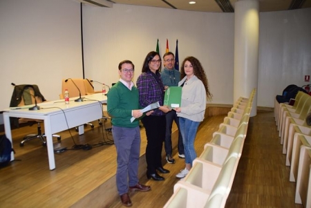 La Delegada de Agricultura, María José Martín con los galardonados (JUNTA) 