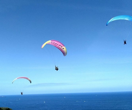 Imagen de archivo de deportistas realizando parapente (EUROPA PRESS) 