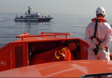 Vista desde la Salvamar Alnitak de Salvamento Marítimo de un patrullero de la Guardia Civil (SALVAMENTO MARÍTIMO) 
