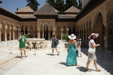 Turistas en el Patio de los leones (EUROPA PRESS)