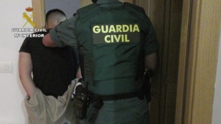 Un miembro de la Guardia Civil durante una detención (GUARDIA CIVIL)
