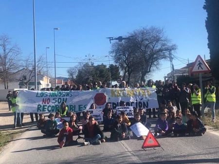 Imagen del corte de la carretera llevado a cabo por las Ampas de la localidad de Castril (AMPA LA CASILLA)