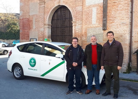 El concejal de Transportes y el alcalde de Monachil, junto al beneficiario de la nueva licencia de taxi (AYTO. MONACHIL)