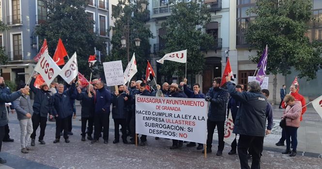 Imagen de una de las concentraciones de los trabajadores de lectura de contadores de agua frente al Ayuntamiento de Granada (SINDICATO USO) Imagen de una de las concentraciones de los trabajadores de lectura de contadores de agua frente al Ayuntamiento de Granada (SINDICATO USO)