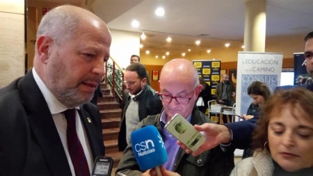El consejero de Educación y Deporte, Javier Imbroda, atiende a los medios de comunicación en Málaga (EUROPA PRESS) 