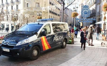 Coche de la Policia NAcional en el Centro de Granada (POLICIA NACIONAL)