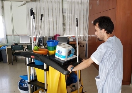 Un discapacitado durante la jornada laboral (HERMANAS HOPITALARIAS)