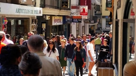 Imagen de vecinos y turistas paseando por las calles de Almuñécar (AYUNTAMIENTO DE ALMUÑÉCAR)