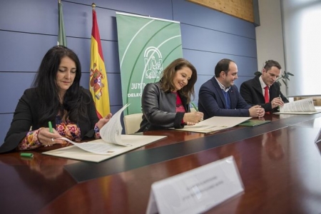 Momento de la firma del convenio (JUNTA)