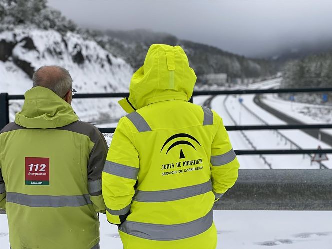 Imagen de las nevadas caídas ayer en la A-92, a la altura del Puerto de la Mora (JUNTA DE ANDALUCÍA) Imagen de las nevadas caídas ayer en la A-92, a la altura del Puerto de la Mora (JUNTA DE ANDALUCÍA)