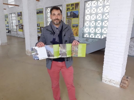 El concejal de Turismo vegueño en el Centro de Interpretación De la Veg (AYTO. VEGAS DEL GENIL)