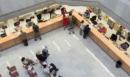 Funcionarios atendiendo al público en una sede de la administración de la Junta de Andalucía. (JUNTA DE ANDALUCÍA)