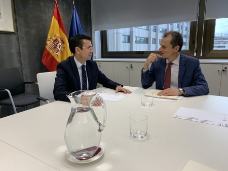 Momento de la reunión entre Pedro Duque y Francisco Cuenca (PSOE) 