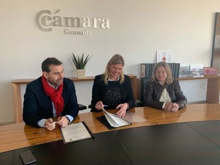 Imagen de la firma del convenio (AYTO. LA ZUBIA) 