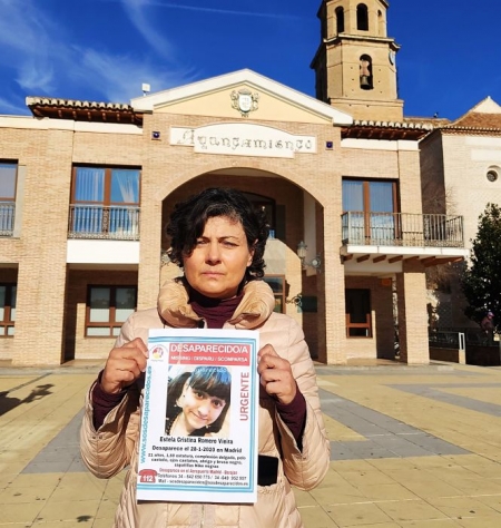 La madre de Estela Cristina, Katia, muestra la información de la desaparición de su hija (AYUNTAMIENTO DE ALHENDÍN ) 