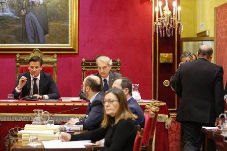 El presidente del PP de Granada, Sebastián Pérez (a la derecha), abandona el Pleno del Ayuntamiento tras su dimisión al frente del partido mientras interviene el alcalde, Luis Salvador (Ciudadanos) (EUROPA PRESS/ÁNDER CÁMARA)