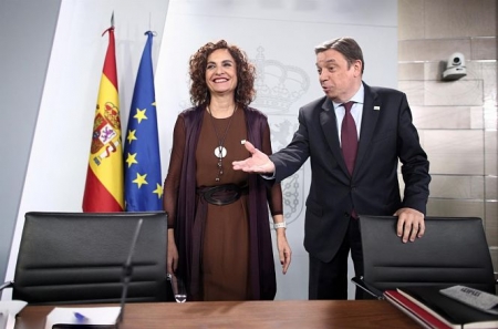 La ministra de Hacienda y Portavoz del Gobierno, María Jesús Montero, y el ministro de Agricultura y Pesca, Luis Planas, momentos antes de empezar la rueda de prensa (EDUARDO PARRA / EUROPA PRESS) 