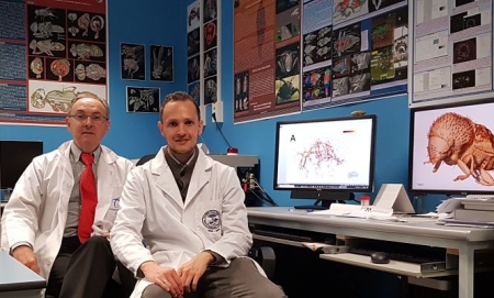 El profesor Javier Alba-Tercedor, junto a Ignacio Alba-Alejandre en el laboratorio (UGR)