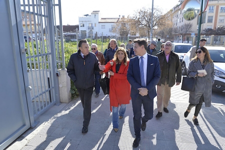 Luis Salvador ha visitado el barrio de La Rosaleda (JAVIER ALGARRA)