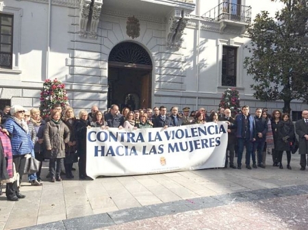 Minuto de silencio en Granada por la víctima de violencia de género en febrero de 2018 en Guadix (JAVIER ALGARRA) 