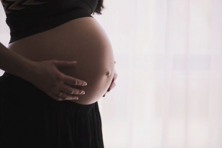 El estudio revela que las madres no muestran el mismo nivel de salud emocional durante el embarazo que sus parejas masculinas, de acuerdo con los síntomas de distrés psicológico presentados (UGR)